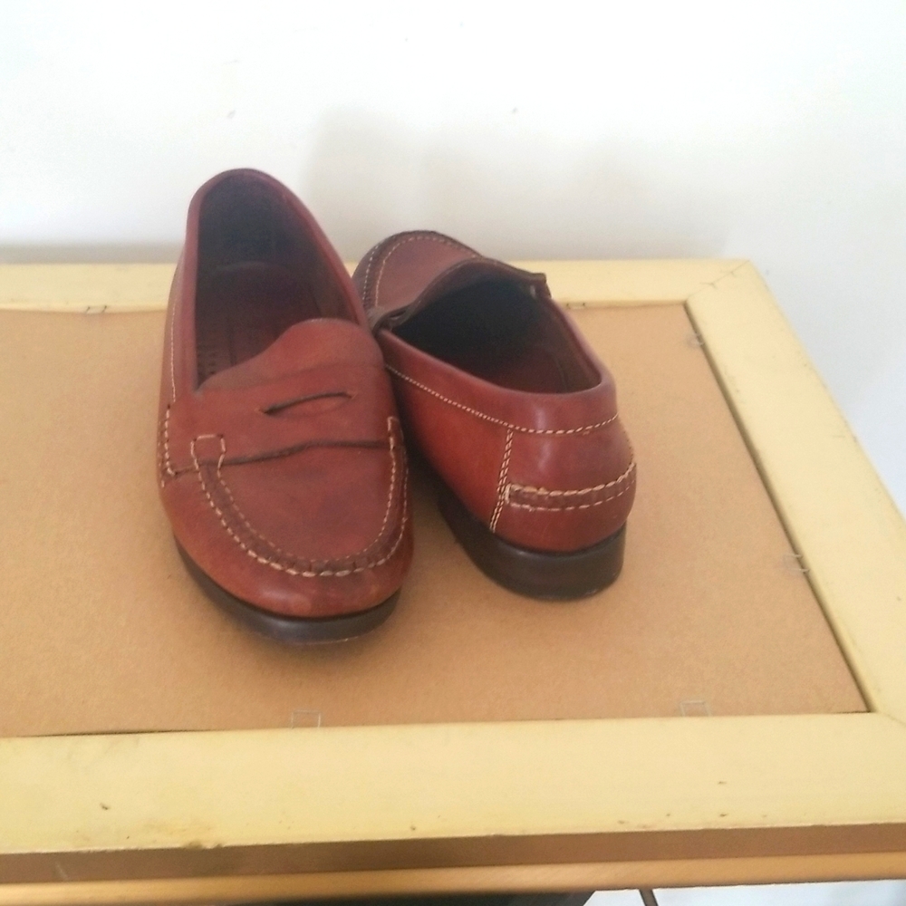 Country Cole Haan Brown is gender-neutral. Size 7.5 M